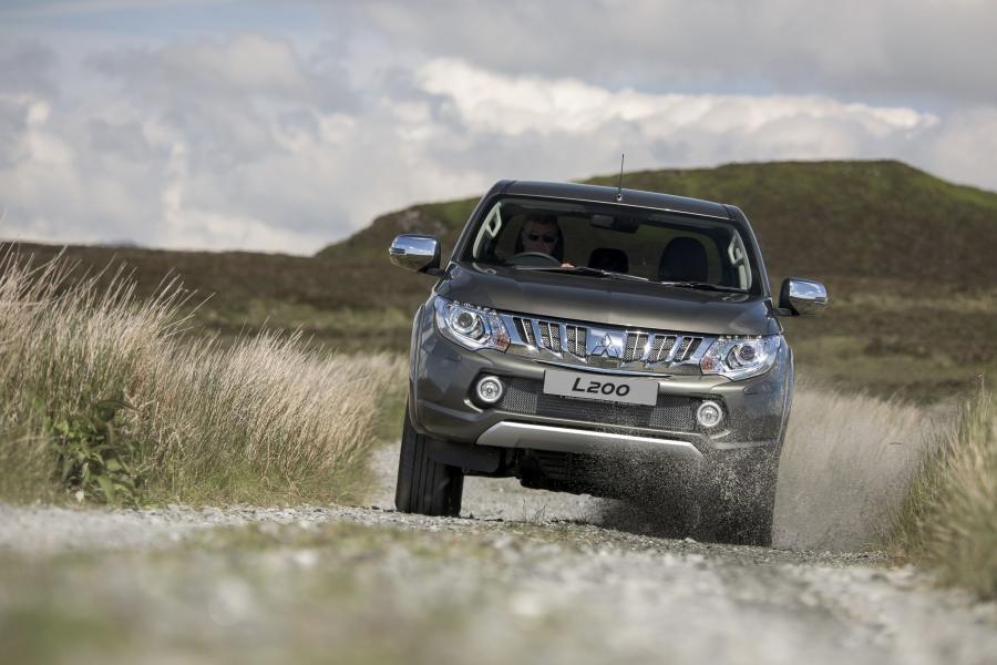  Mitsubishi L200 Double Cab Barbarian 2015 года  (фото 2 из 30)